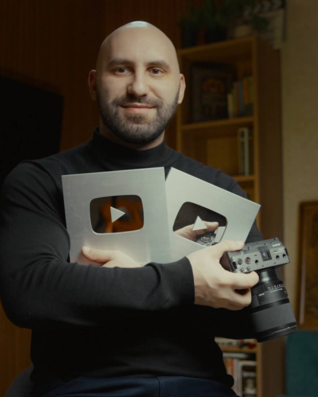 Роман Кардон с серебряными кнопками YouTube